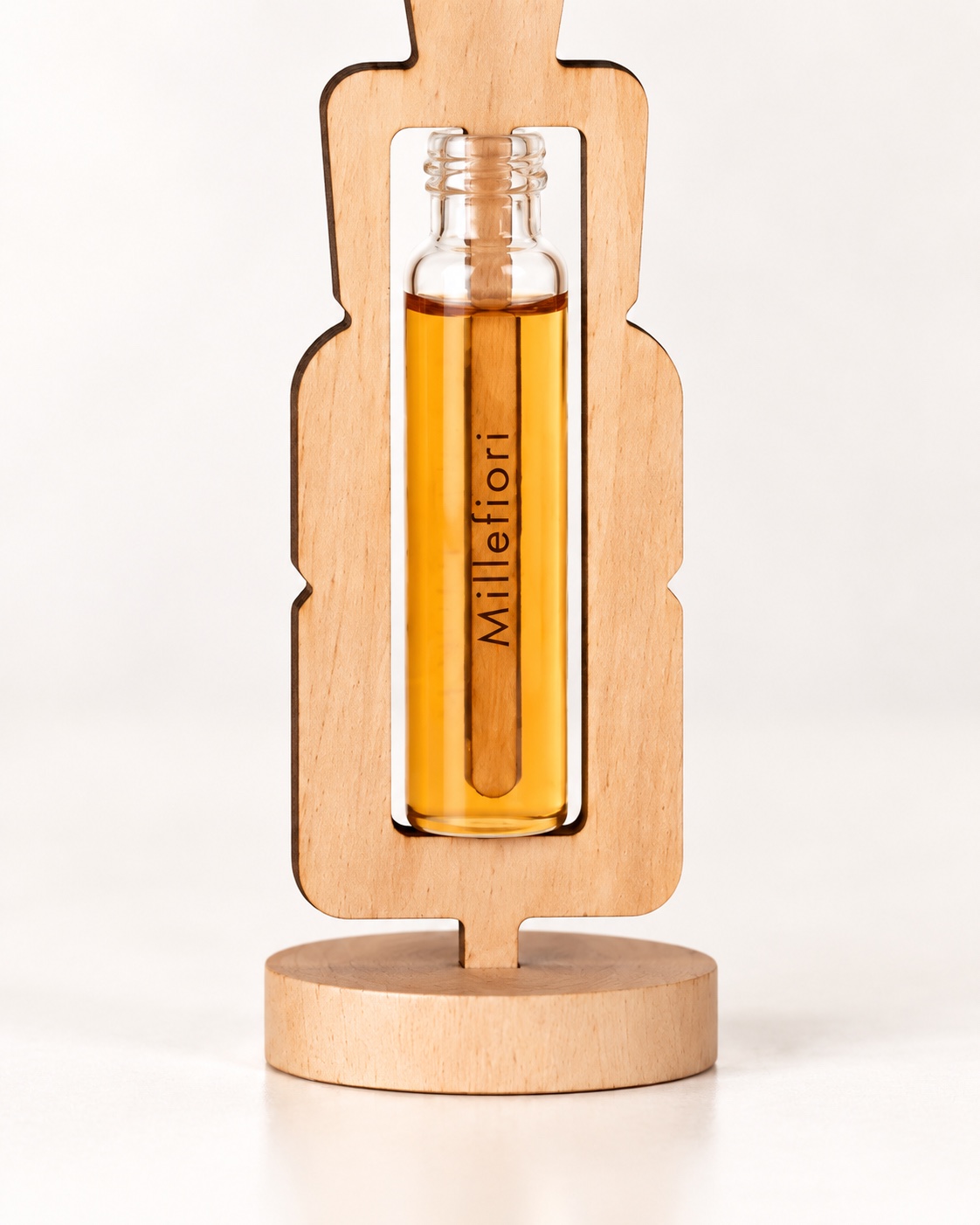 Dettaglio di Wood Travel: fiala in vetro e linguetta di legno a contatto con la fragranza