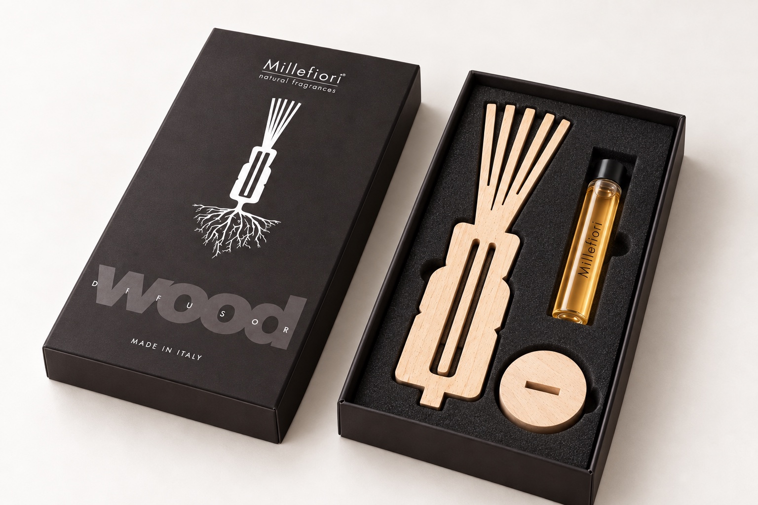 Packaging Wood Travel aperto e chiuso con sagoma in legno, base rotonda e fiala Millefiori nell’inserto in spugna