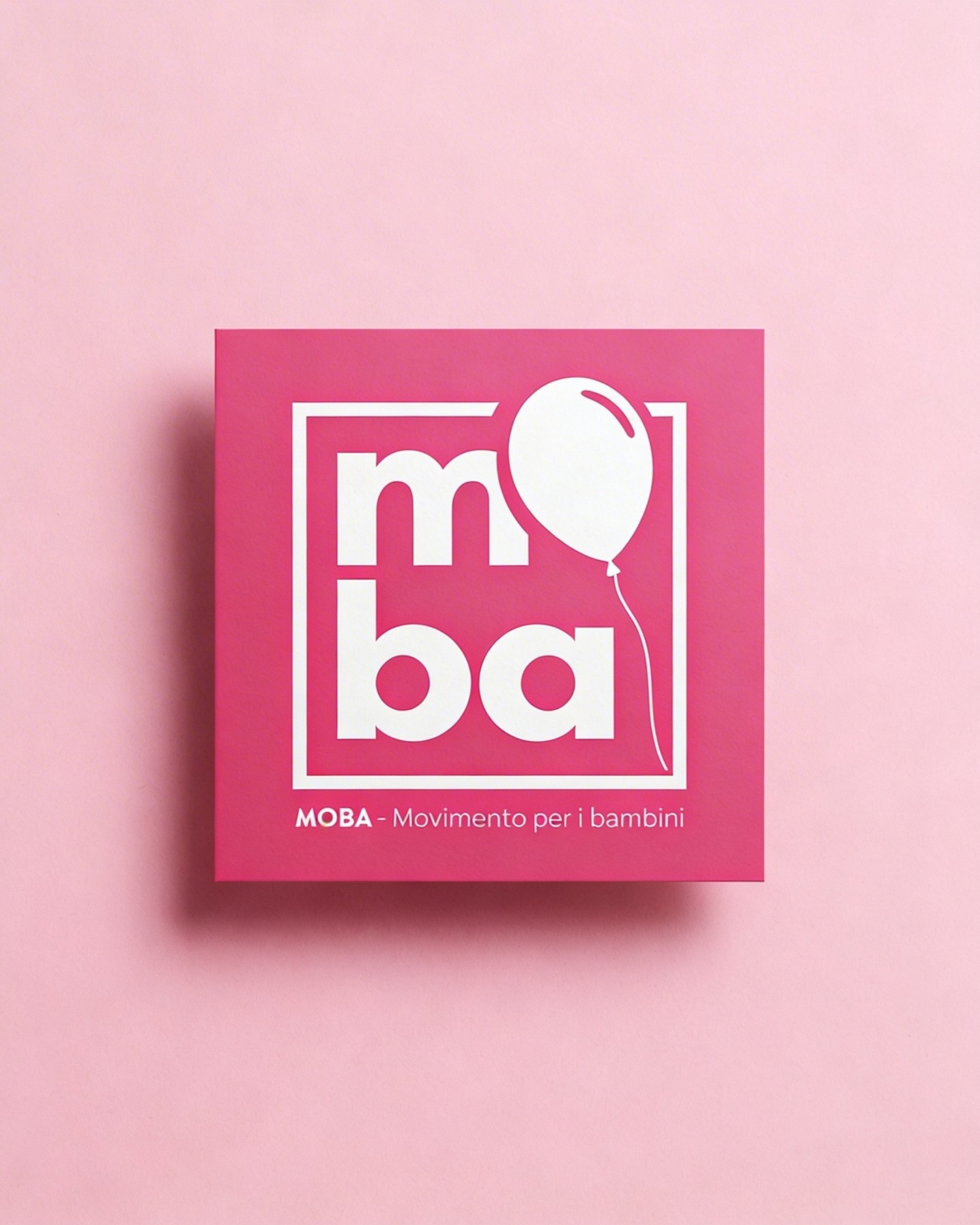 Logo MOBA del Movimento per i Bambini, vista frontale su fondo rosa