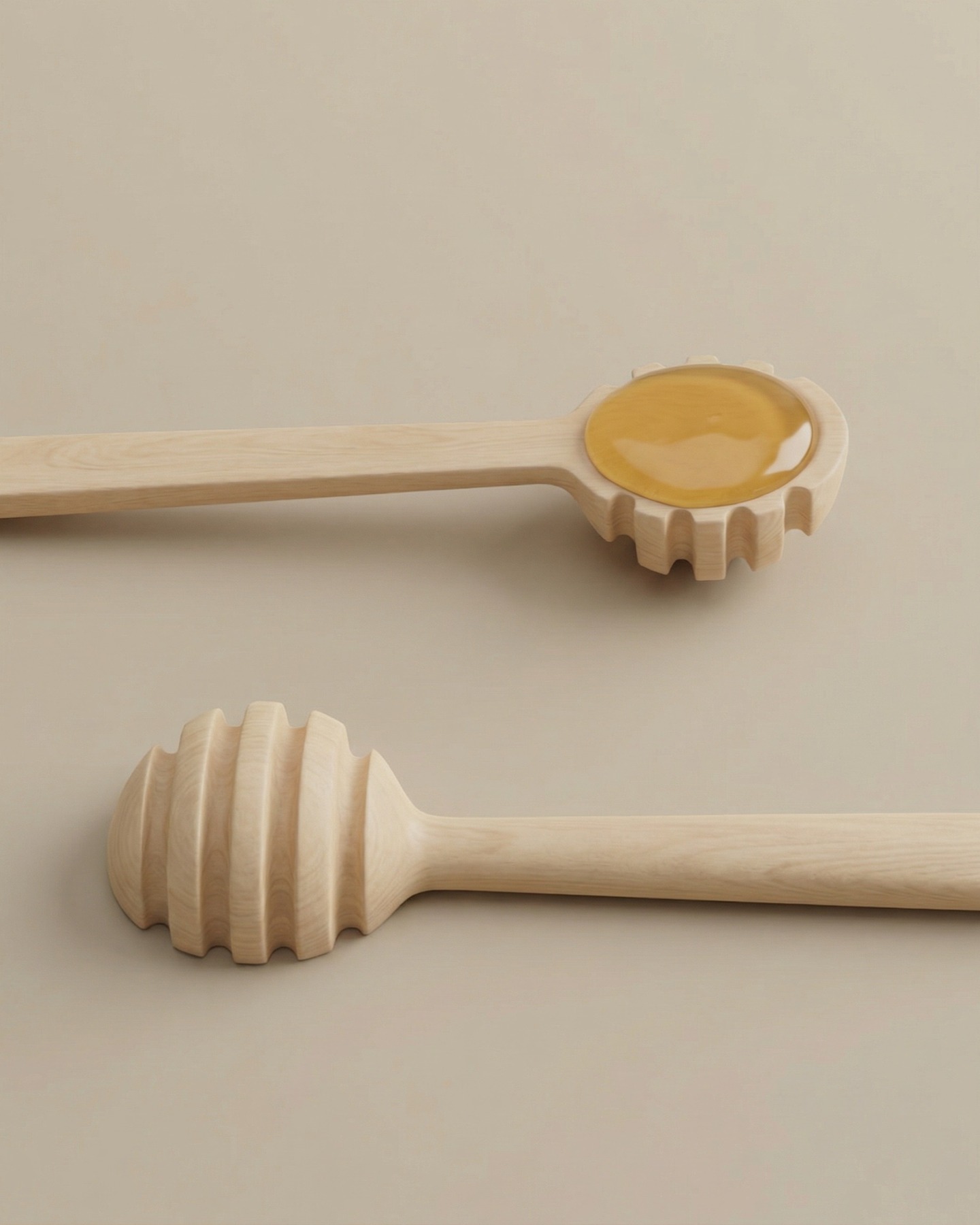 Dettaglio del cucchiaio in legno: miele raccolto nella cavità e dorso con scanalature