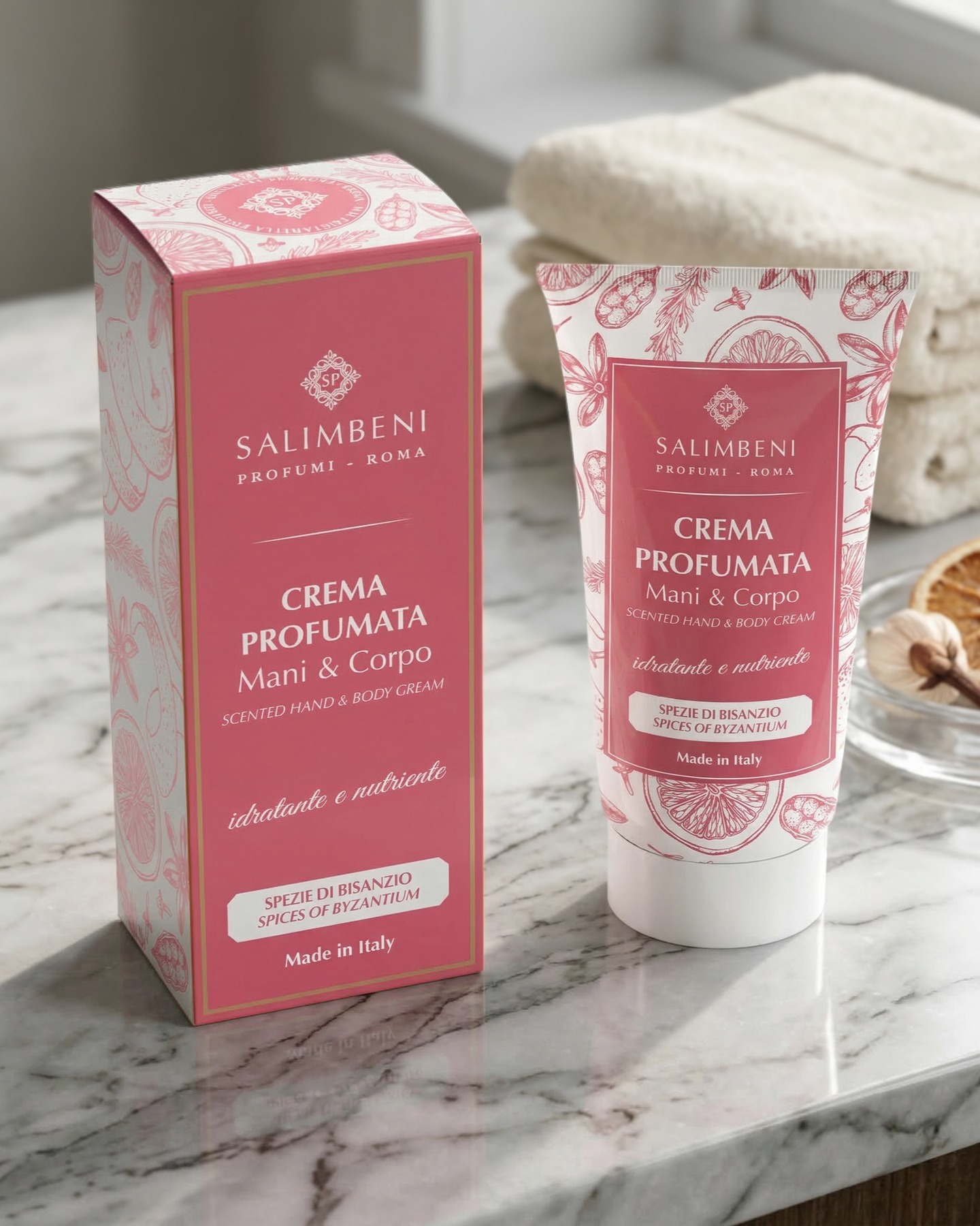 Crema profumata Mani & Corpo Salimbeni, tubo e astuccio con motivo decorativo bordeaux